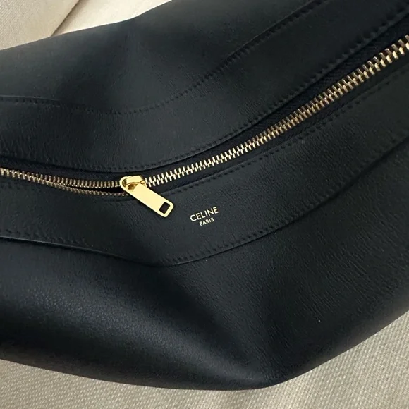 Elegant Black Leather Handbag - Picture 8 of 16